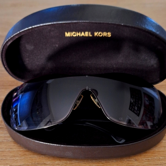 Micheal kors sun glasses - Picture 1 of 6